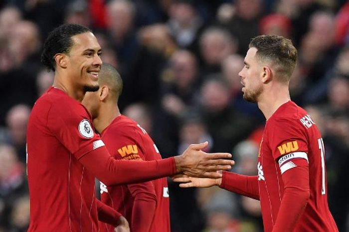 Virgil van Dijk (kiri) menyalami Jordan Henderson dalam duel Liverpool vs Souhampton di Anfield (1/2/2020).