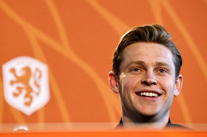 Frenkie de Jong saat berbicara dalam jumpa pers timnas Belanda (25/3/2022).