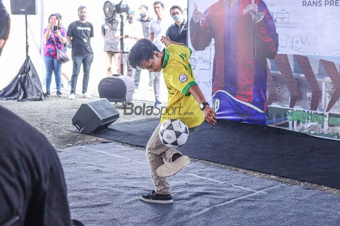 Freestyle asal Indonesia bernama Arie Ardiansyah sedang unjuk gigi di Pantai Indah Kapuk 2, Tangerang, Banten, 27 Juni 2022.