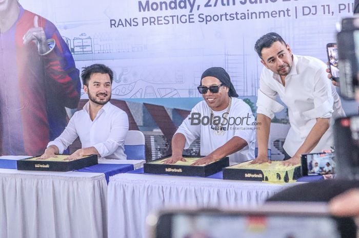 Dua chairman RANS Nusantara FC, Rudy Salim (kiri) dan Raffi Ahmad (kanan), sedang melakukan cap tangan bersama Ronaldinho di Sport Center timnya yang terletak pada kawasan Pantai Indah Kapuk 2, Tangerang, Banten, 27 Juni 2022.