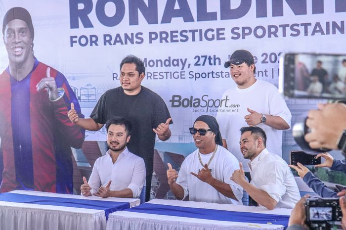 Dua chairman RANS Nusantara FC, Rudy Salim dan Raffi Ahmad, sedang foto bersama Ronaldinho di Sport Center timnya yang terletak pada kawasan Pantai Indah Kapuk 2, Tangerang, Banten, 27 Juni 2022.