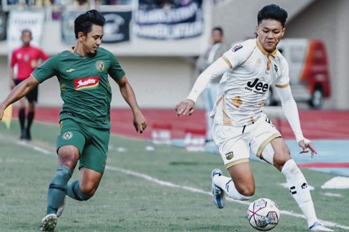 Pemain Dewa United, Feby Eka Putra, mendapat pengawalan ketat dari bek PSS Sleman, Bagus Nirwanto, pada laga terakhir Grup A Piala Presiden 2022.