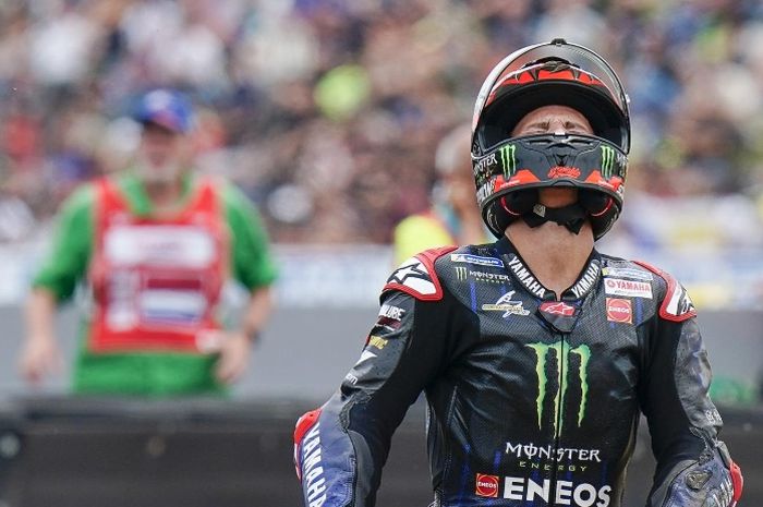 Ekspresi kekecewaan pembalap Monster Energy Yamaha, Fabio Quartararo, setelah terjatuh pada balapan MotoGP Belanda di Sirkuit Assen, Belanda, 26 Juni 2022.