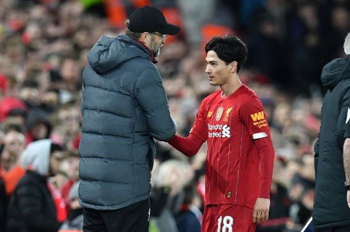 Juergen Klopp bersalaman dengan Takumi Minamino dalam duel Piala FA antara Liverpool melawan Everton (5/1/2020).