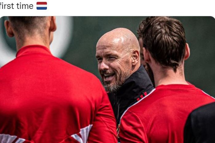 Pelatih Manchester United, Erik ten Hag, tersenyum dalam sesi latihan Man United.