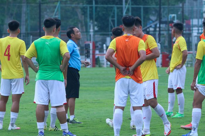 Suasana latihan timnas U-19 Vietnam jelang Piala AFF U-19 2022 di Gelora Bung Karno, Senayan, Jakarta.