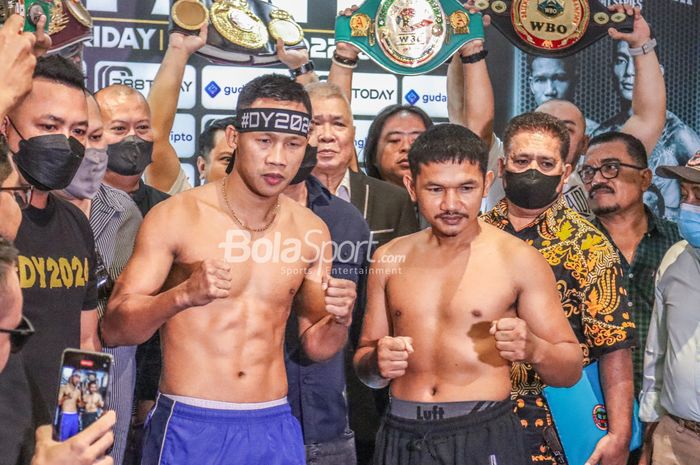 Petinju asal Thailand, Panya Uthok (kanan), sedang befoto bersama dengan Daud Yordan (kiri) selaku boxer dari Indonesia pada jumpa pers jelang pertandingan MPRO Evolution Fight Series di Balai Sarbini, Senayan, Jakarta, 30 Juni 2022.