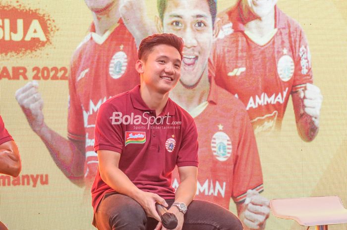 Gelandang Persija Jakarta, Syahrian Abimanyu, nampak sumringah dalam sesi meet and greet di Pekan Raya Jakarta, Jakarta Utara, 30 Juni 2022.