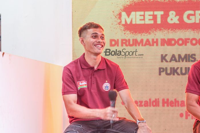 Bek sayap kiri Persija Jakarta, Rezaldi Hehanussa, nampak sumringah saat acara meet and greet di Pekan Raya Jakarta, Jakarta Utara, 30 Juni 2022.