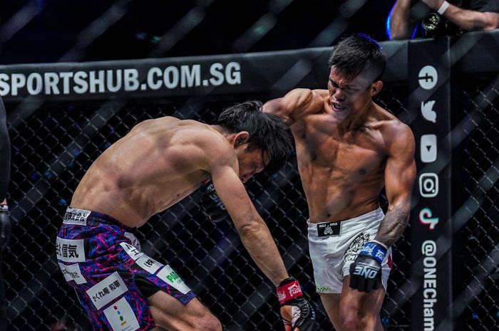 Elipitua Siregar dan Senzo Ikeda bertukar serangan di ONE Championship: Heavy Hitters, 14 Januari 2022.