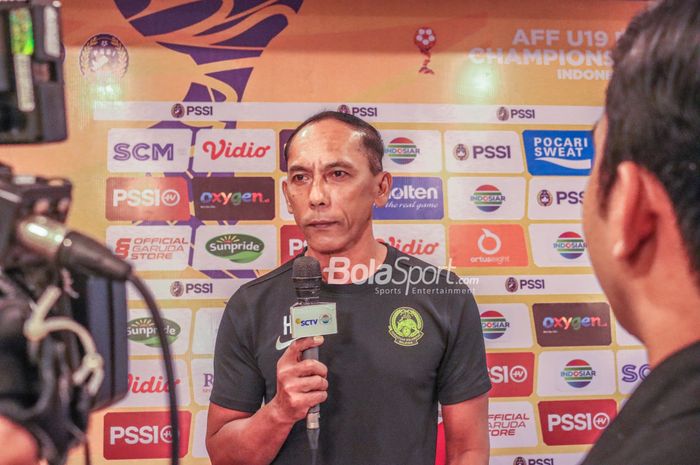 Pelatih timnas U-19 Malaysia, Hassan Sazali Mohd Waras, nampak sedang memberikan keterangan kepada awak media di Hotel Century,  Jakarta, 1 Juli 2022.