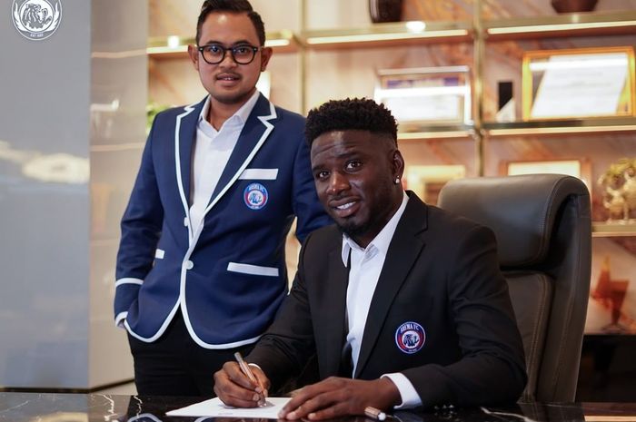 Presiden Arema FC, Gilang Widya Pramana dan penyerang baru Abel Camara