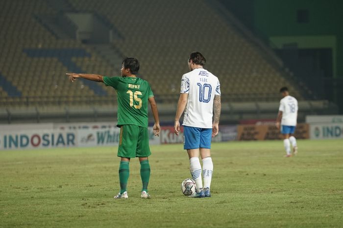 Pemain Persib (Putih), Marc Klok bersiap eksekusi tendangan bebas pada laga perempat final Piala Presiden 2022 lawan PSS Sleman di Stadion Si Jalak Harupat, Kabupaten Bandung pada Jumat (1/7/2022).