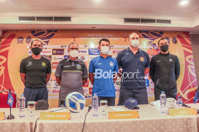 (Dari kiri ke kanan) sejumlah pelatih timnas yakni Hassan Sazali Mohd Waras dari Malaysia, Eduardo Pereira dari Timor Leste, Gyotoku Koji dari Kamboja, Hans Michael Weiss dari Laos, dan Mohamed Fadzuhasny Juraimi dari Singapura.