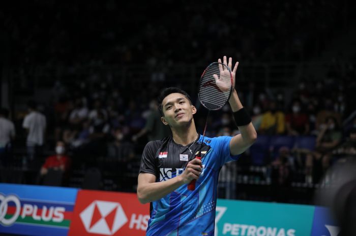 Pebulu tangkis tunggal putra Indonesia, Jonatan Christie, bereaksi setelah lolos ke semifinal Malaysia Open 2022 di Axiata Arena, Kuala Lumpur, Jumat (1/7/2022).