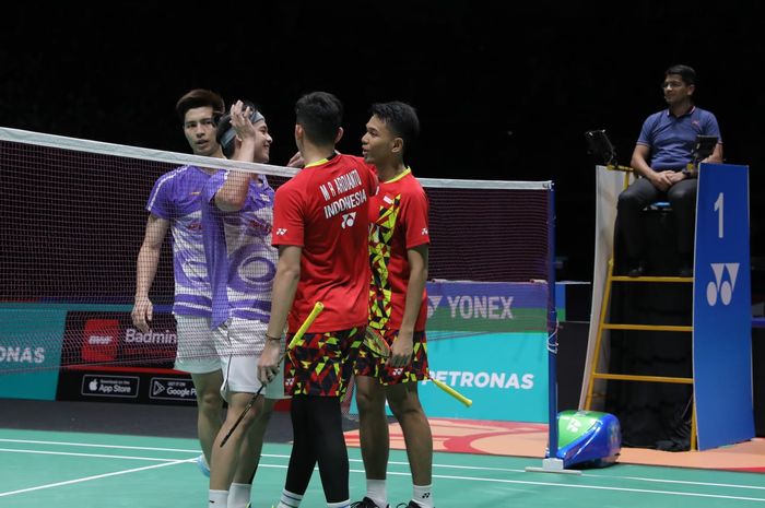 Pasangan ganda putra Indonesia, Fajar Alfian/Muhammad Rian Ardianto, usai memenangi laga perempat final Malaysia Open 2022 melawan wakil tuan rumah Ong Yew Sin/Teo Ee Yi, Jumat (1/7/2022)