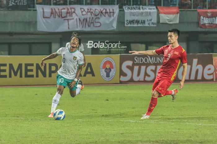 Penyerang timnas U-19 Indonesia, Ronaldo Kwateh (kiri), sedang menguasai bola dan dibayangi pilar timnas U-19 Vietnam bernama Trinh Hoang Canh (kanan) di Stadion Patriot Candrabhaga, Bekasi, Jawa Barat, 2 Juli 2022