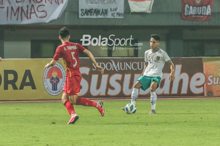 Gelandang timnas U-19 Indonesia, Marselino Ferdinan (kanan), sedang menguasai bola di Stadion Patriot Candrabhaga, Bekasi, Jawa Barat, 2 Juli 2022