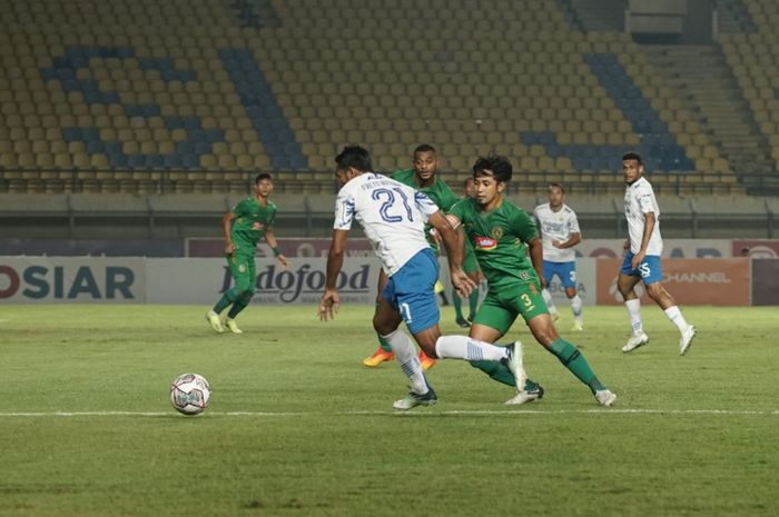 Suasana pertandingan Persib Bandung vs PSS Sleman di babak perempat final Piala Presiden 2022.