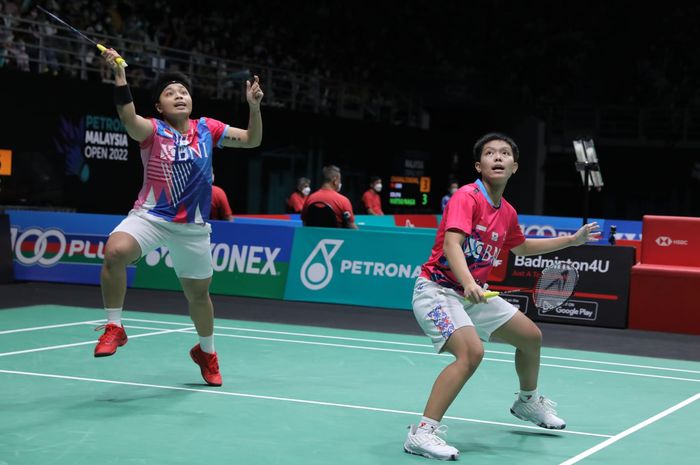 Aksi ganda putri Indonesia, Apriyani Rahayu/Siti Fadia Silva Ramadhanti, pada laga semifinal Malaysia Open 2022, Sabtu (2/7/2022).