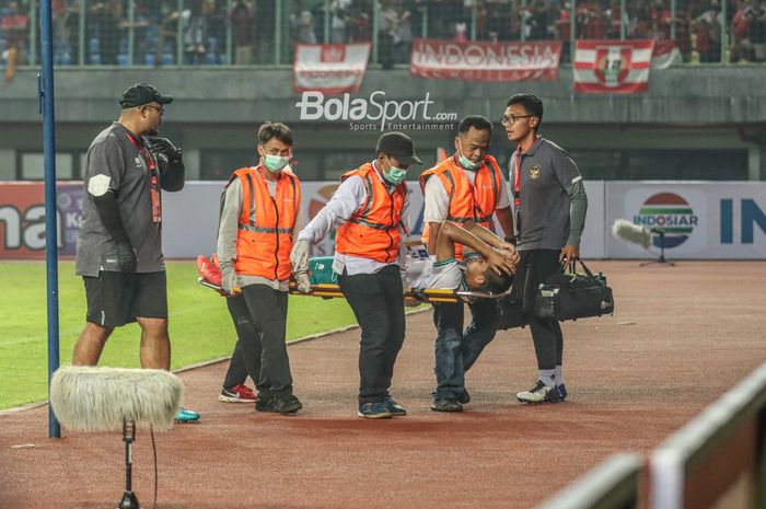 Bek timnas U-19 Indonesia, Muhammad Ferrari, nampak sempat ditanduk ke keluar lapangan ketika bertanding di Stadion Patriot Candrabhaga, Bekasi, Jawa Barat, 2 Juli 2022.