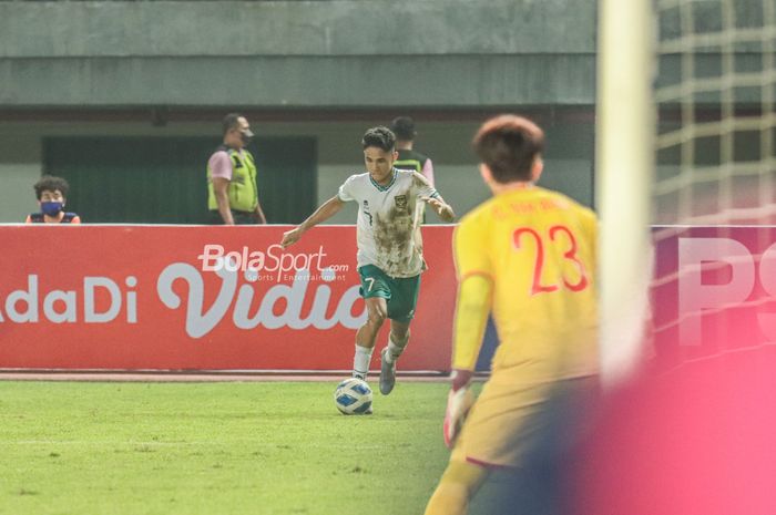 Gelandang timnas U-19 Indonesia, Marselino Ferdinan (kiri), sedang menggiring bola ke gawang lawan di Stadion Patriot Candrabhaga, Bekasi, Jawa Barat, 2 Juli 2022.