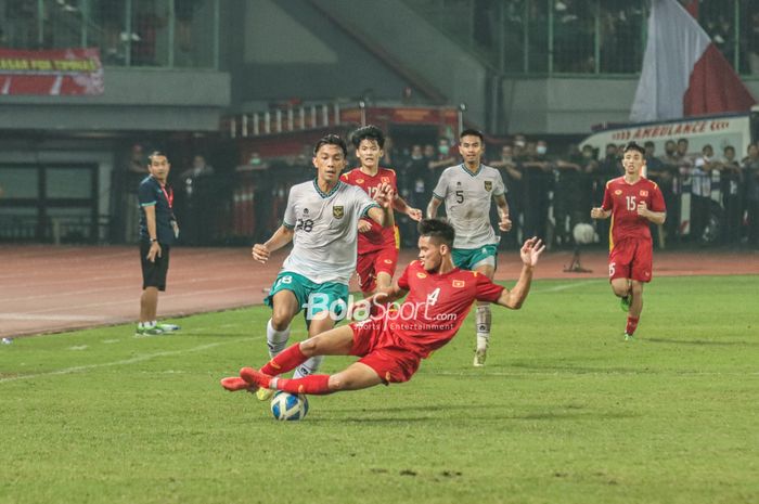 Bek timnas U-19 Vietnam, Vu Van Son (kanan), sedang menekel bola yang dikuasai pemain timnas U-19 Indonesia bernama Rabbani Tasnim Siddiq (kiri) di Stadion Patriot Candrabhaga, Bekasi, Jawa Barat, 2 Juli 2022.