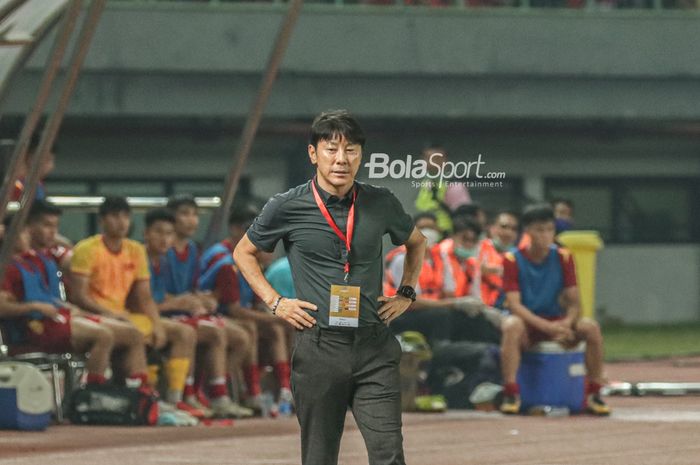 Pelatih timnas U-19 Indonesia, Shin Tae-yong, sedang mengamati para pemainnya yang bertanding di Stadion Patriot Candrabhaga, Bekasi, Jawa Barat, 2 Juli 2022.