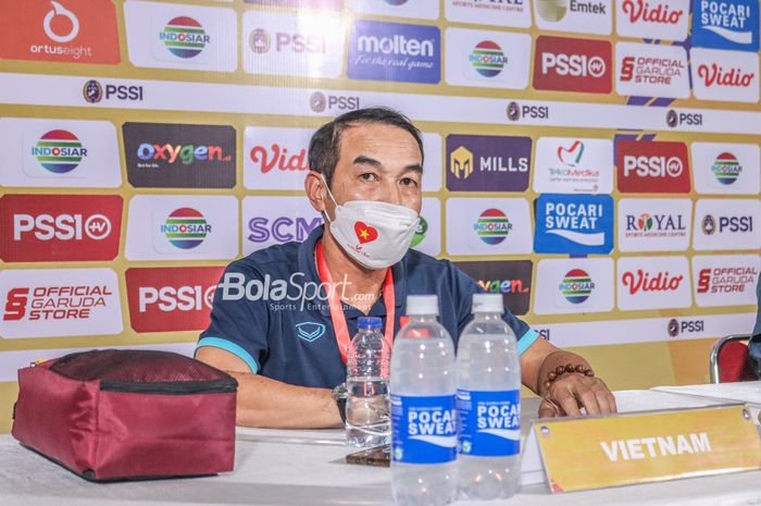 Pelatih timnas U-19 Vietnam, Dinh The Nam, nampak sedang melakukan sesi jumpa pers di Stadion Patriot Candrabhaga, Bekasi, Jawa Barat, 2 Juli 2022.