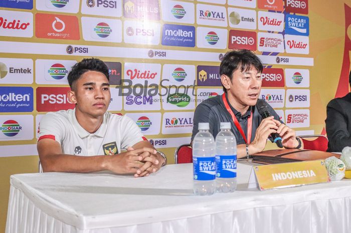 Pelatih timnas U-19 Indonesia, Shin Tae-yong, sedang menjalani sesi jumpa pers bersama pemainnya bernama Marselino Ferdinan di Stadion Patriot Candrabhaga, Bekasi, Jawa Barat, 2 Juli 2022.