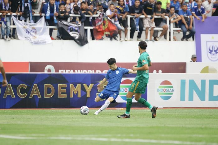 Duel PSIS Semarang vs Bhayangkara FC pada laga perempat final Piala Presiden 2022 di Stadion Jatidiri, Semarang, Jawa Tengah, Minggu (3/7/2022).