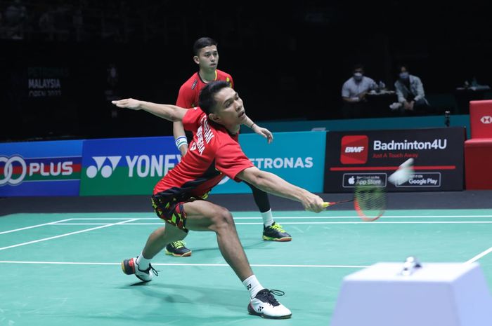 Aksi ganda putra Indonesia, Fajar Alfian/Muhammad Rian Ardianto, pada laga final Malaysia Open 2022, Minggu (3/7/2022).