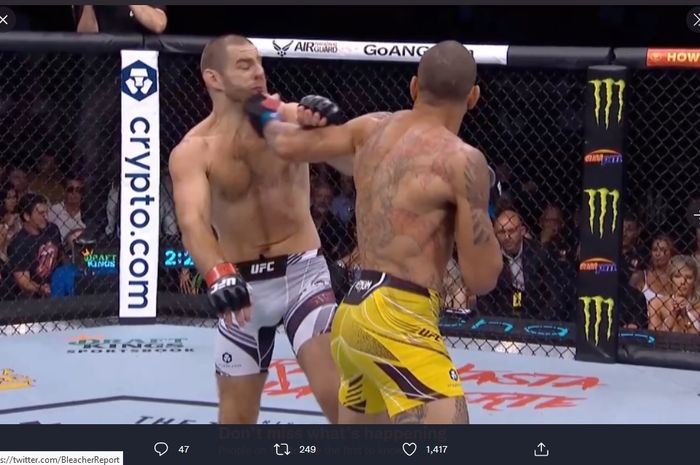 Petarung kelas menengah, Sean Strickland (kiri), terkena pukulan telak dari Alex Pereira pada UFC 276 di T-Mobile Arena, Nevada, Amerika Serikat, 2 Juli 2022. Kemenangan KO atas Strickland mendekatkan Pereira dengan pertarungan gelar melawan mantan rivalnya, Israel Adesanya.