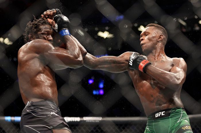 Israel Adesanya (kiri) mempertahankan gelar juara kelas menengah UFC setelah mengalahkan Jared Cannonier pada UFC 276 di T-Mobile Arena, Nevada, Amerika Serikat, 2 Juli 2022.