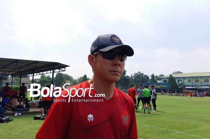 Pelatih timnas U-19 Indonesia, Shin Tae-yong Seusai memimpin sesi latihan di Lapangan Tajimalela, Bekasi, Jawa Barat, Minggu (3/7/2022).