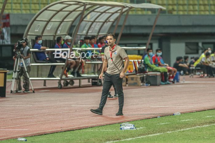 Pelatih timnas U-19 Thailand, Salvador Valero Garcia, nampak hadir memantau para pemainnya bertanding di Stadion Patriot Candrabhaga, Bekasi, Jawa Barat, 4 Juli 2022.