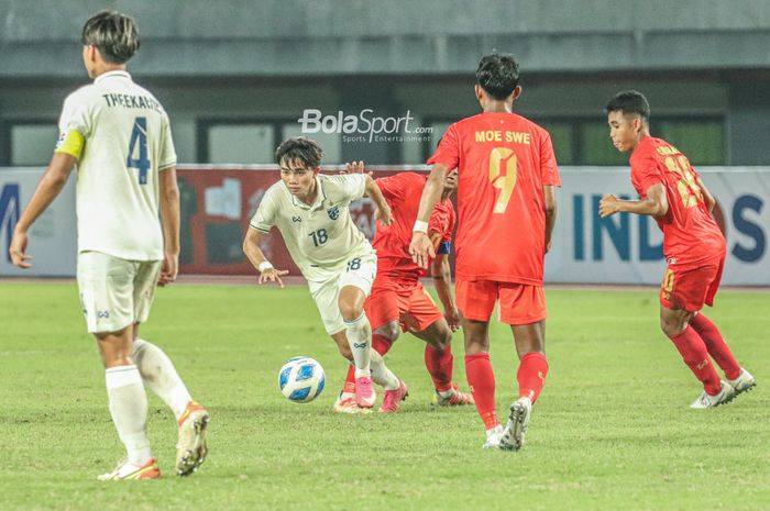 Pemain timnas U-19 Thailand, Sattawas Leela (kiri), sedang menguasai bola saat bertanding di Stadion Patriot Candrabhaga, Bekasi, Jawa Barat, 4 Juli 2022.