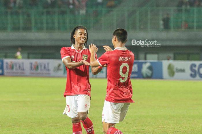 Hokky Caraka dan Ronaldo Kwateh, merayakan gol dalam laga timnas U-19 Indonesia vs Brunei Darussalam di Grup A Piala AFF U-19 2022, Senin (4/7/2022) di Stadion Patriot Candrabhaga, Bekasi.  