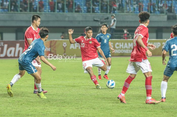 Penyerang timnas U-19 Indonesia, Razza Fachrezi Aziz, nampak akan melakukan tendangan ke gawang  di Stadion Patriot Candrabhaga, Bekasi, 4 Juli 2022