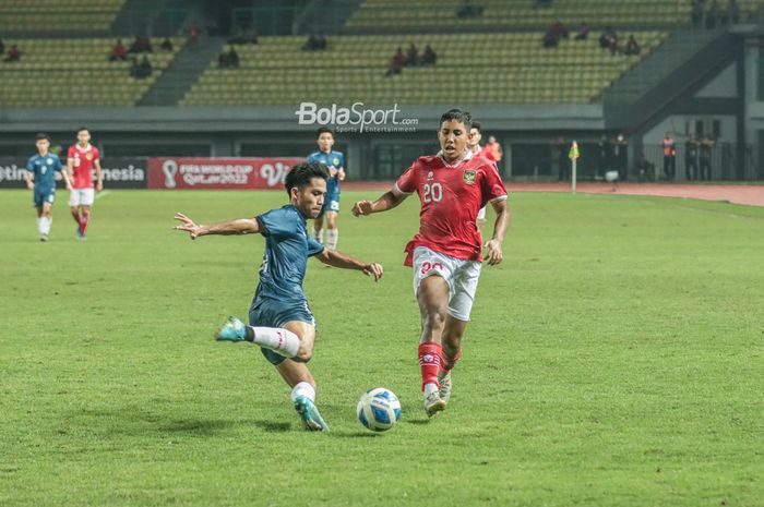 Penyerang timnas U-19 Indonesia, Razza Fachrezi Aziz (kanan), sedang berusaha menghalau pergerakan lawannya saat bertanding  di Stadion Patriot Candrabhaga, Bekasi, 4 Juli 2022