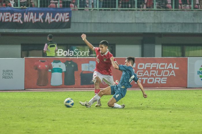 Penyerang timnas U-19 Indonesia, Razza Fachrezi Aziz (kiri), sedang menguasai bola dan dibayangi pilar timnas U-19 Brunei Darussalam bernama Meverick Lim Soon Heng (kanan) di Stadion Patriot Candrabhaga, Bekasi, 4 Juli 2022.