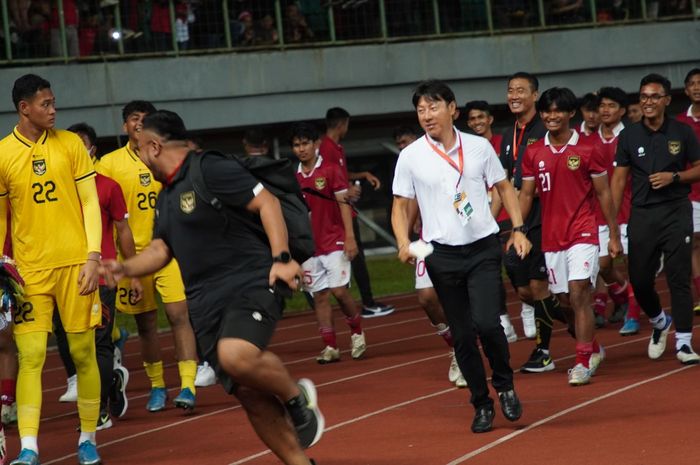 Pelatih Shin Tae-yong dan para pemain timnas U-19 Indonesia setelah kemenangan 7-0 dalam laga melawan Brunei Darussalam di Grup A Piala AFF U-19 2022, Senin (4/7/2022) WIB di Stadion Patriot Candrabhaga, Bekasi. 