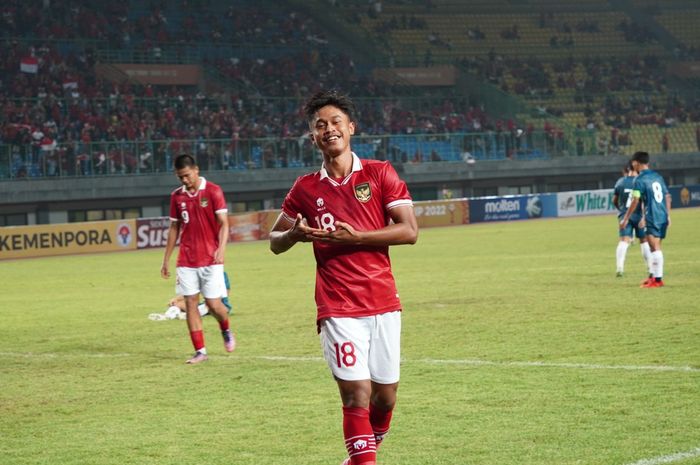 Penyerang timnas U-19 Indonesia, Alfriyanto Nico, setelah mencetak gol dalam laga melawan Brunei Darussalam di Grup A Piala AFF U-19 2022, Senin (4/7/2022) WIB di Stadion Patriot Candrabhaga, Bekasi. 