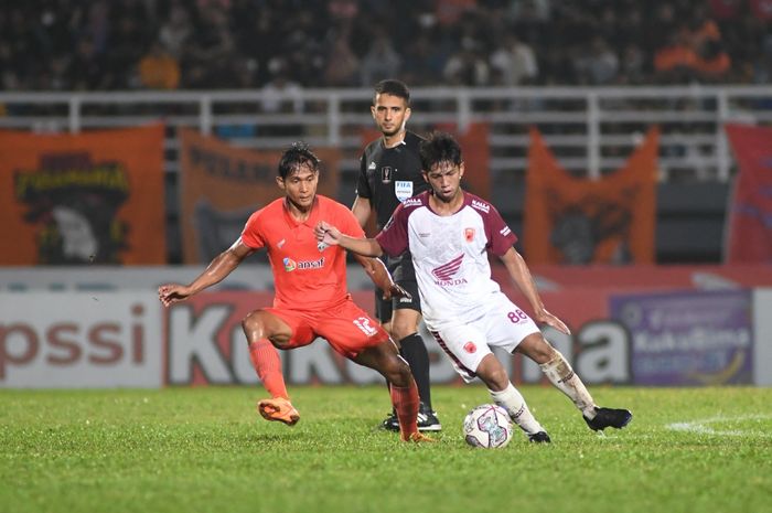 Wasit Thoriq Alkatiri (tengah) saat memimpin pertandingan PSM Makassar vs Borneo FC di 8 besar Piala Presiden 2022.