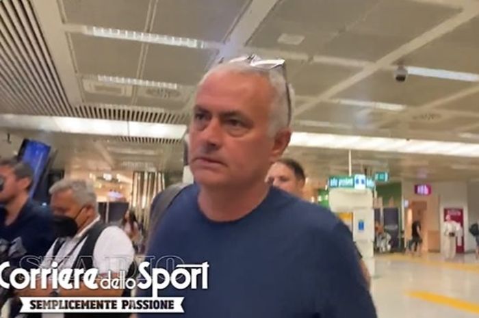 Jose Mourinho tak mau menjawab pertanyaan wartawan di Bandara Fiumicino. Pelatih AS Roma ini mengajak media bicara pada 13 Agustus 2022.