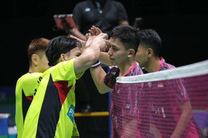 Pasangan ganda putra Indonesia, Fajar Alfian/Muhammad Rian Ardianto (kanan)  bersalaman dengan Goh Sze Fei/Nur Izuddin Rumsani (Malaysia) setelah memenangi laga semifinal Malaysia Open 2022 di Axiata Arena, Kuala Lumpur, Sabtu (2/7/2022).