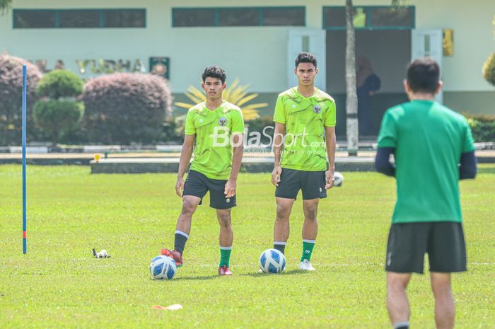 Dua pemain timnas U-19 Indonesia, Radzky Syahwal Ginting (kiri) dan Muhammad Ferrari (kanan), nampak berlatih di Lapangan Yonif 202 Tajimalela, Bekasi, Jawa Barat, 5 Juli 2022.