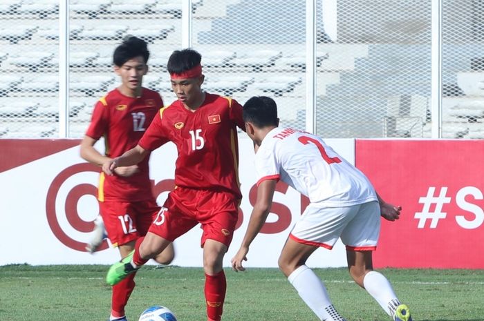 Striker timnas U-19 Vietnam, Nguyen Dinh Bac (tengah).