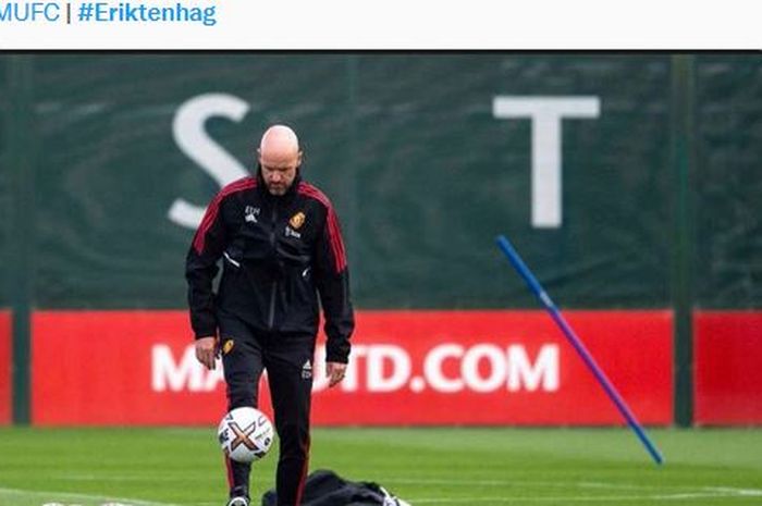 Erik ten Hag dalam sebuah sesi latihan Manchester United.