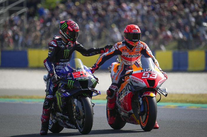 Fabio Quartararo (Yamaha/kiri) dan Marc Marquez di MotoGP 2022.